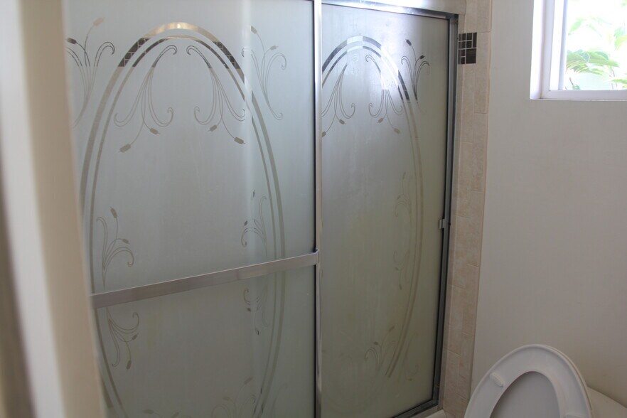 Shower - 2010 Pacific Ave