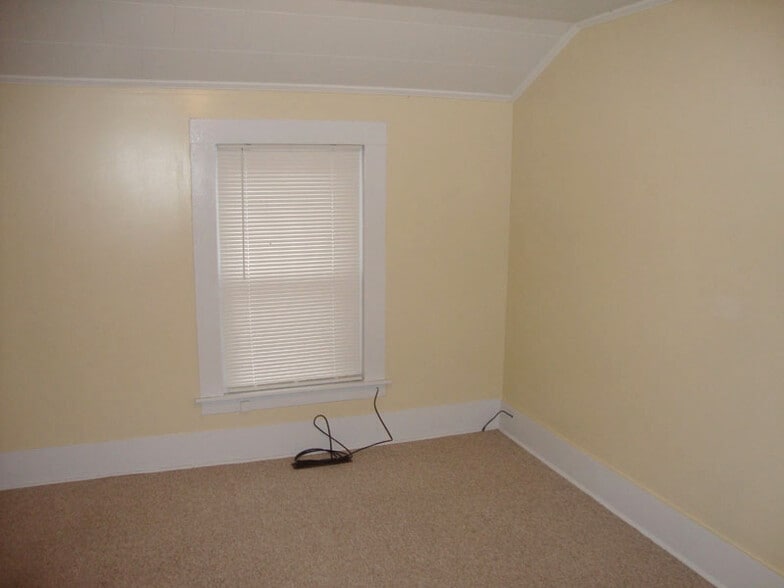 Front Bedroom from Doorway. - 415 Oak Dr