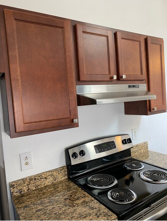 Building Photo - 526 Summit Ct