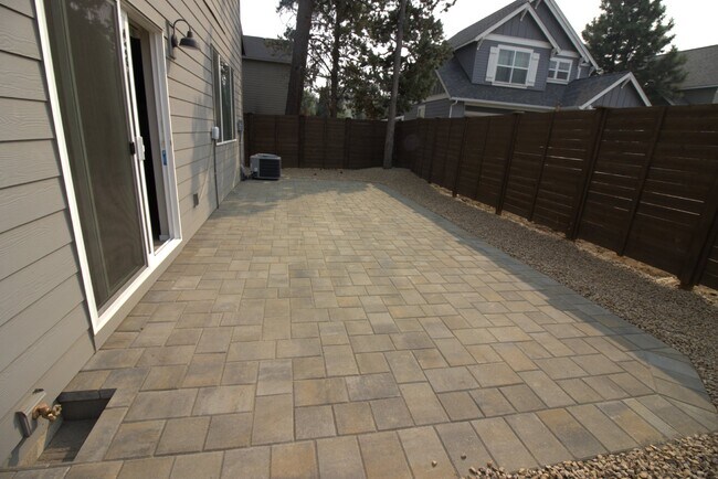 Building Photo - 3/2.5 Home in SE Bend with access to commu...