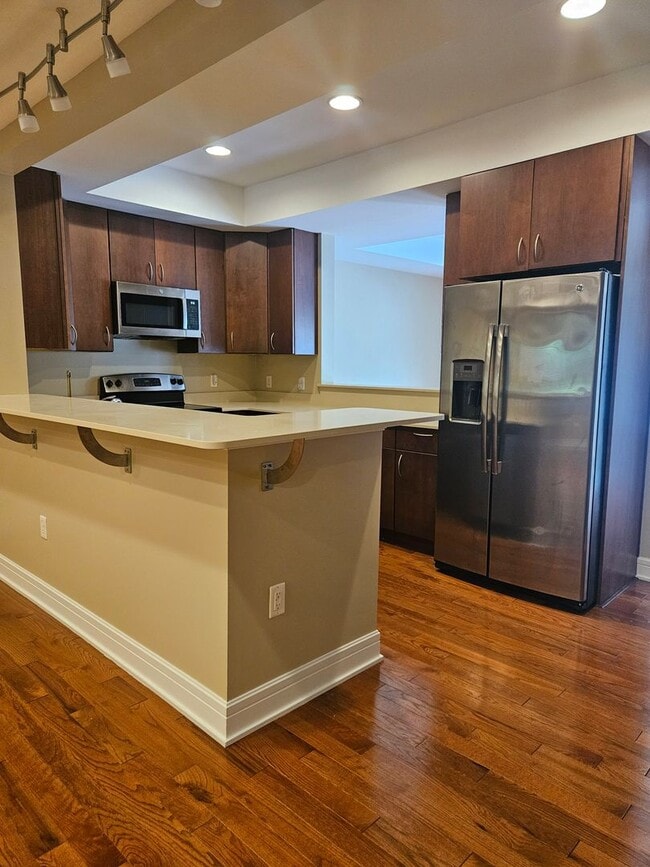 Building Photo - 680 Oakwood Ave