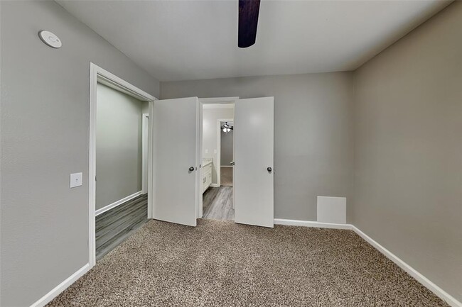 Building Photo - 8607 Pines Pl Dr