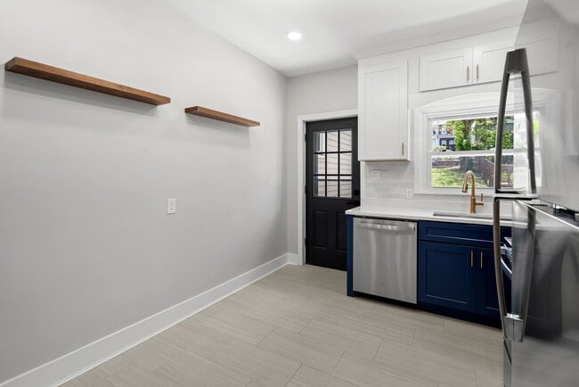 Building Photo - Freshly Renovated 2 Bedroom in Bloomfield available NOW!