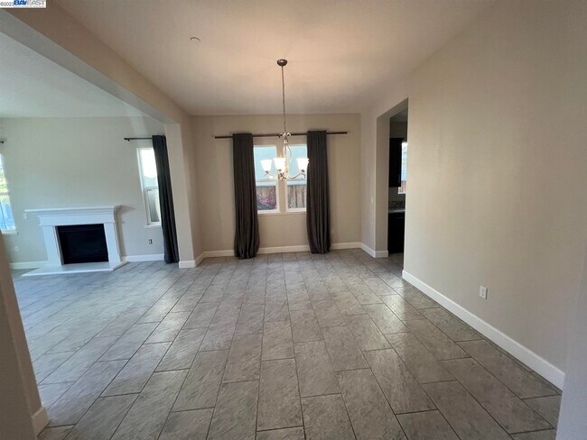 Building Photo - 1695 N Terracina Dr