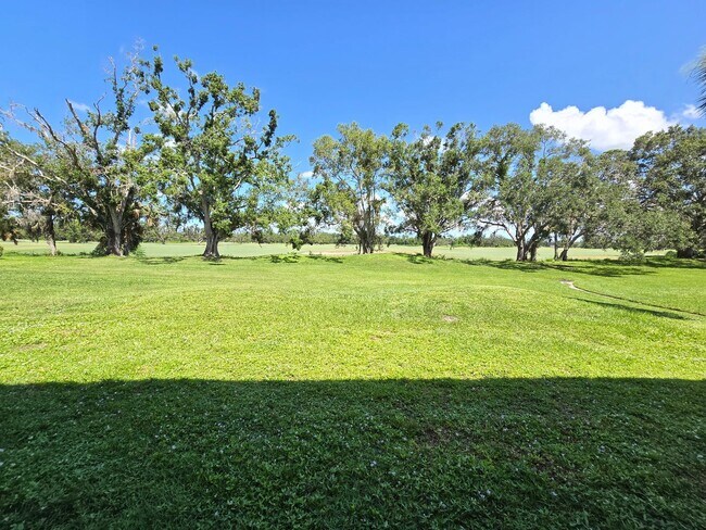 Building Photo - Stunning 2 Bed / 2.5 Bath Townhouse with G...