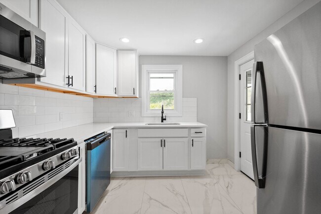 Building Photo - Stunning 2 bedroom home in Ambridge available July 1!