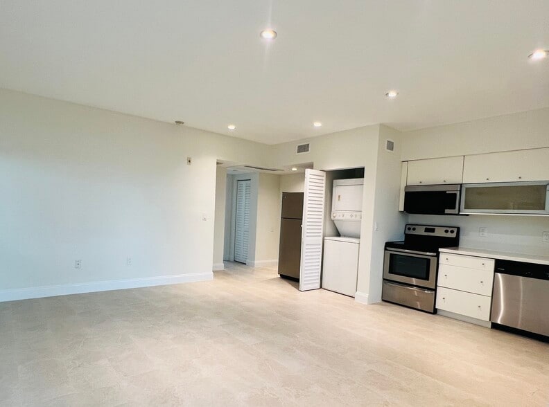 Building Photo - 6905 Bay Dr
