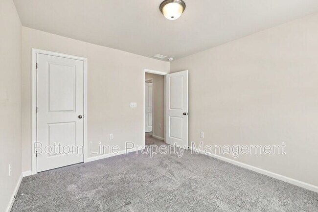 Building Photo - 460 Glen Clova Dr