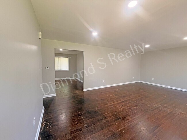 Building Photo - MOVE IN SPECIAL!  Spacious 3 Bed, 2 Bath Home with Large Yard Available!