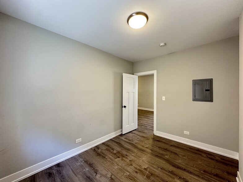 Building Photo - 721 W Brompton Ave