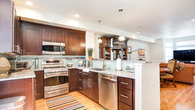 Building Photo - 317 Montrose St