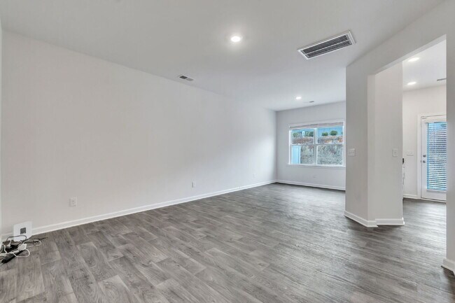 Building Photo - Beautiful 3 BR / 2.5 BA Townhome with Patio & Community Amenities $1,699/mo rent**