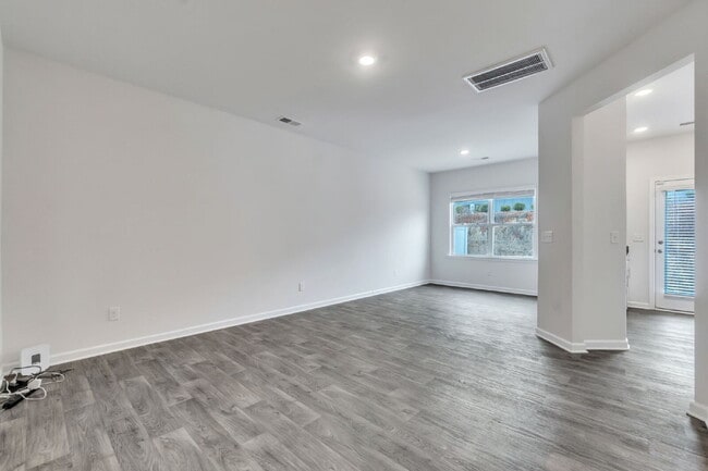 Building Photo - Beautiful 3 BR / 2.5 BA Townhome with Patio & Community Amenities $1,725/mo rent**