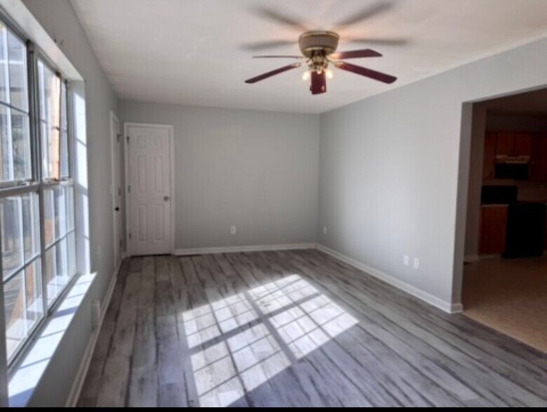 Building Photo - 132 Lola St