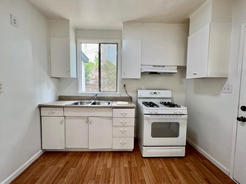 Building Photo - 2209 S Ridgeley Dr