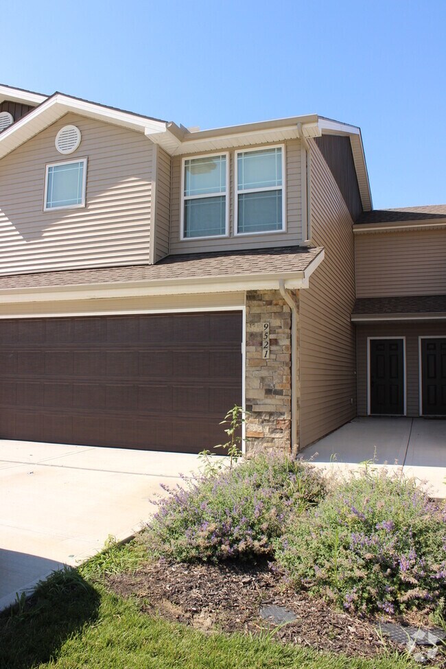 Building Photo - Beautiful Town Home!