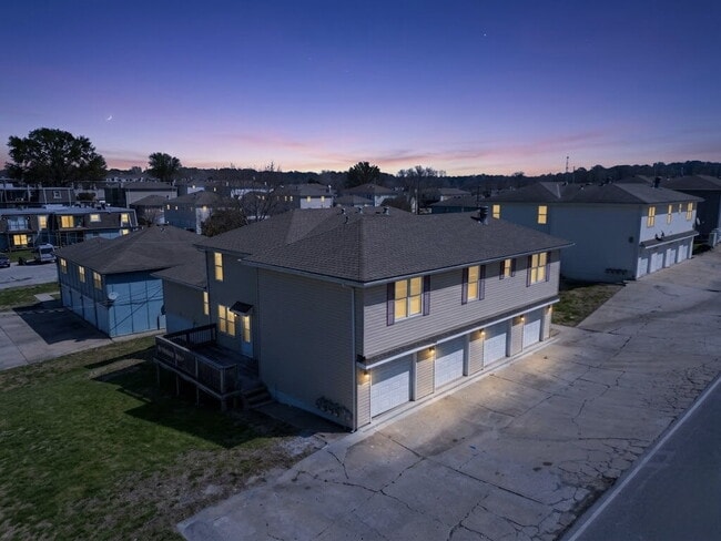 Building Photo - 2 Bedroom/1 Bath Unit w/ An Attached Garage *READY NOW*