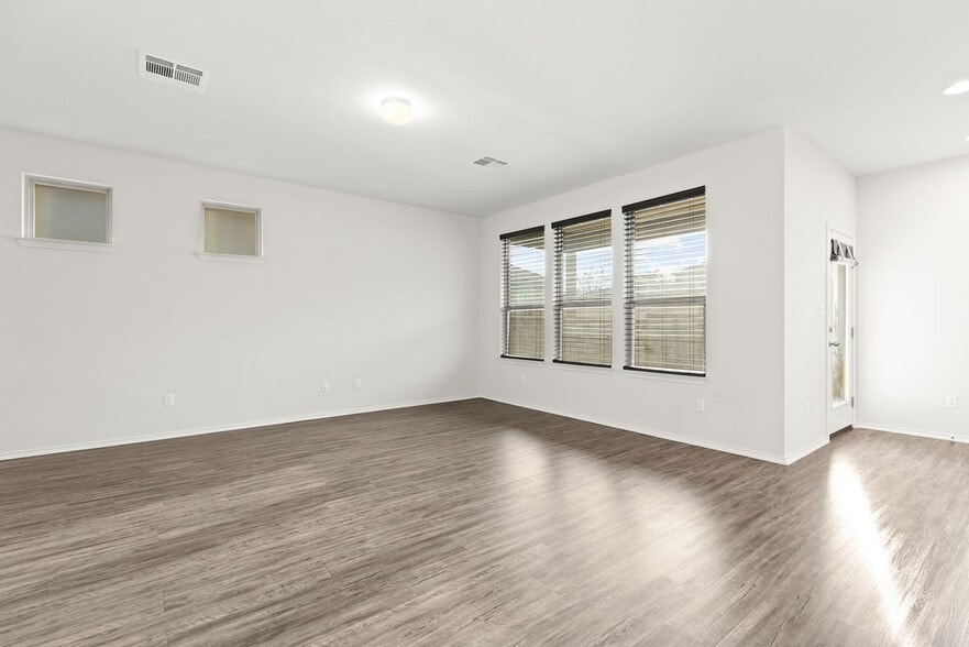 Building Photo - 3651 Sandy Brook Dr