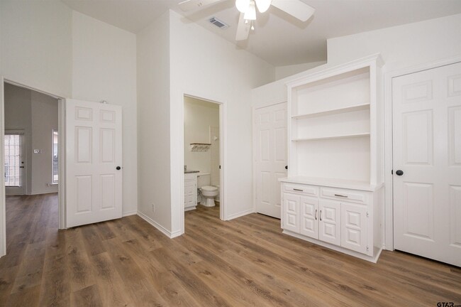 Building Photo - 5819 Hollytree Dr