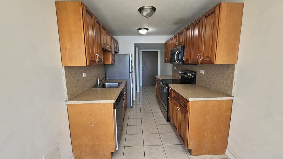 Building Photo - 1670 NE 191st St