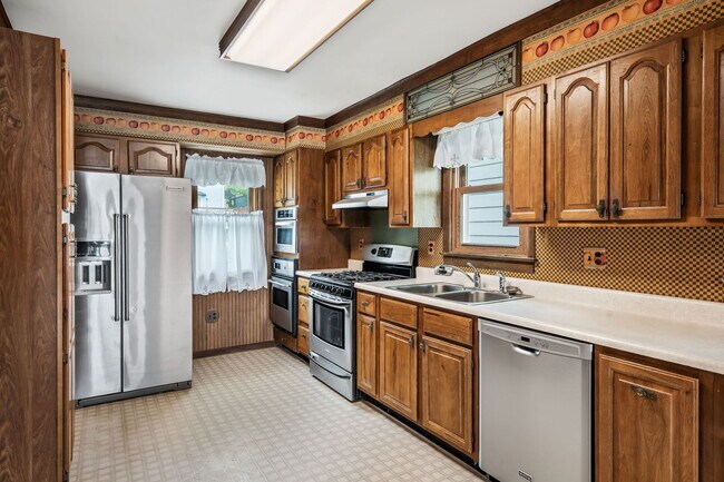Building Photo - 2083 Chapman Lake Dr