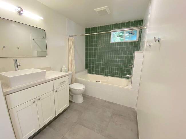 Building Photo - 3 Bedroom 3 Bathroom ~ Fully Renovated Ren...