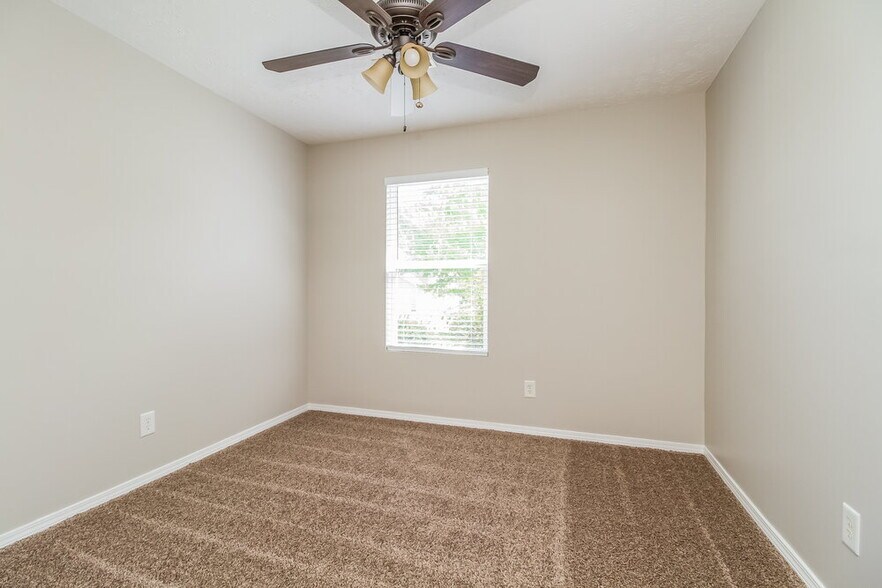 Building Photo - 2735 Sutherland Dr