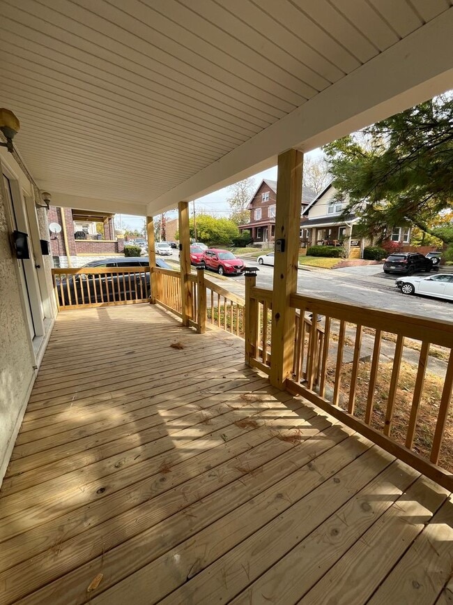 Building Photo - 3 Bedroom Duplex