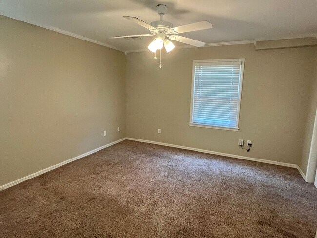 Building Photo - Charming 3 Bed 1.5 Bath!