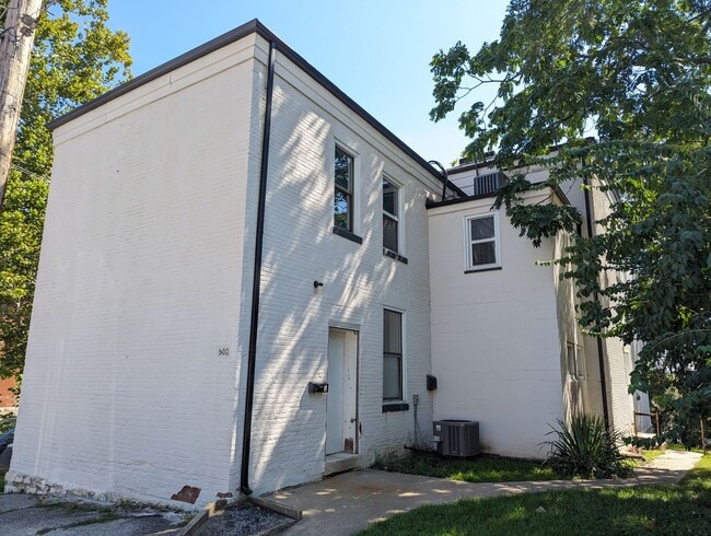 Building Photo - Studio in the Heart of Old Town St Charles...