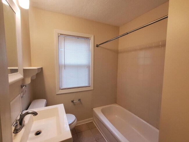 Building Photo - 2553 Greenvale Rd