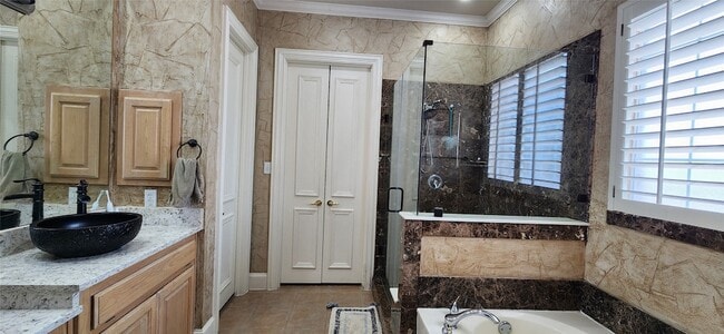 Building Photo - 1001 Llano Trce