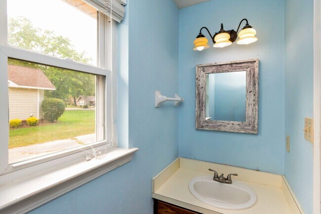 Building Photo - Great house with a pool in Satsuma!