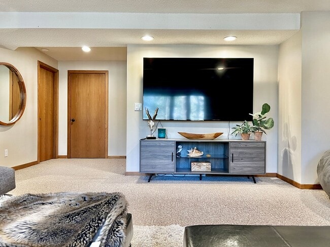 Building Photo - 6245 Summit Ct