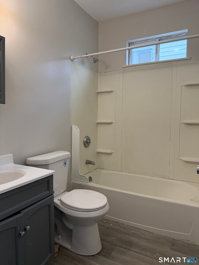 Building Photo - 162-164-164 Martin St