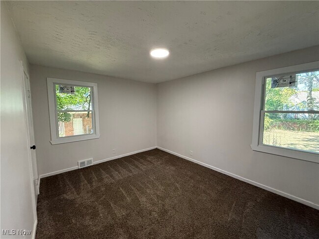 Building Photo - 833 Work Dr