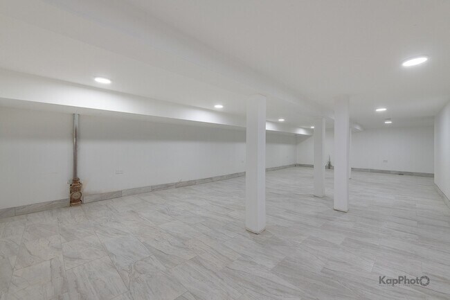 Building Photo - 3044 W Irving Park Rd