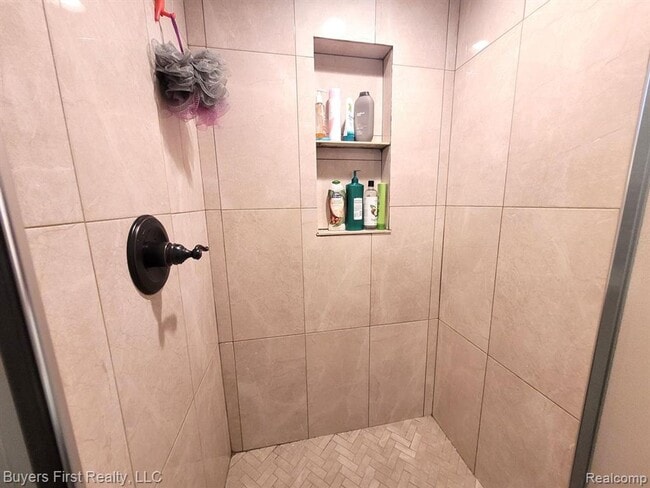 Building Photo - Newly Renovated 7BR – Modern Kitchen + Bath