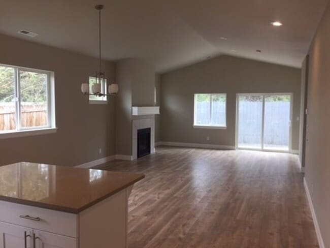 Building Photo - Single Level 3 Bed/2 Bath Home in SE Bend