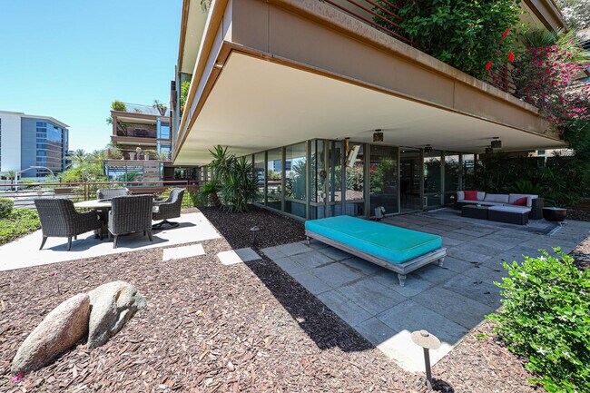 Building Photo - 7157 E Rancho Vista Dr