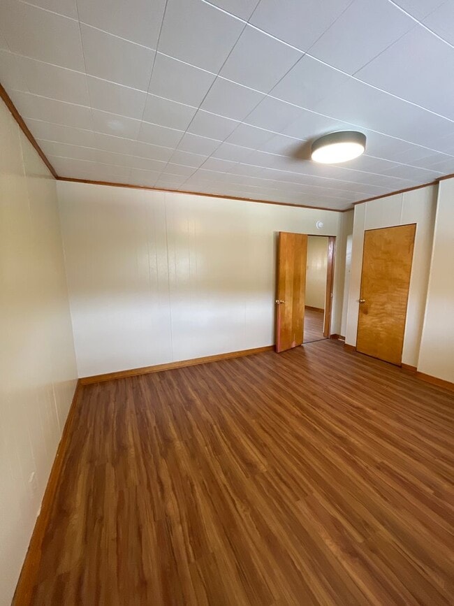 Building Photo - Renovated 3 bed 1 bath with River views fr...