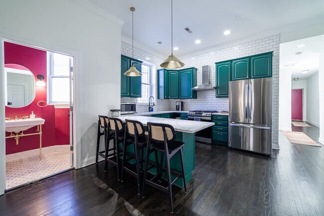 Building Photo - 2113 W Grand Ave