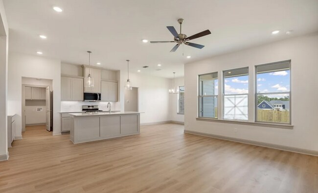 Building Photo - 382 Mary Cir