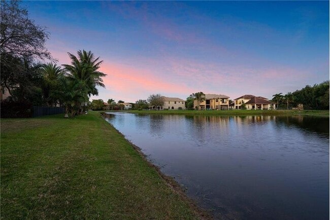 Building Photo - 10546 Versailles Blvd