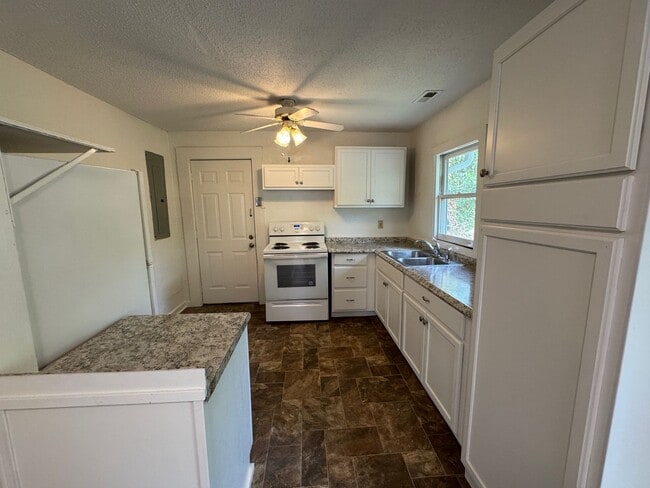 Building Photo - Central Asheville - Renovated Bungalow!