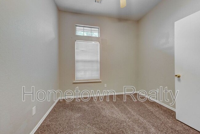 Building Photo - 720 E Elder Ln