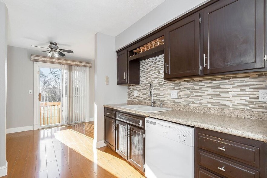 Building Photo - 1425 Martway Cir
