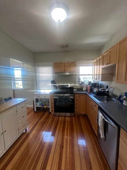 Building Photo - 399 School St