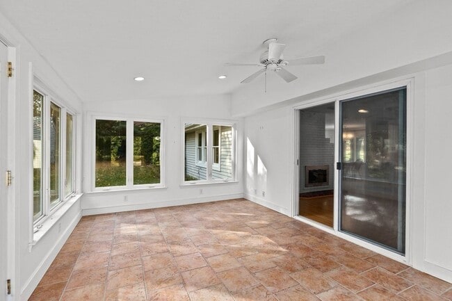 Building Photo - 10 Pine Grove Rd
