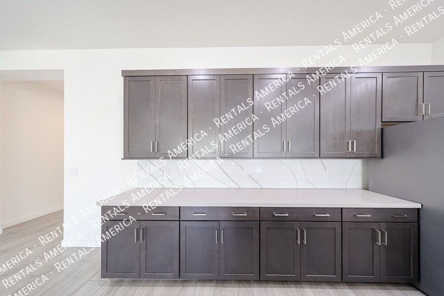 Building Photo - 1530 E San Carlos Way